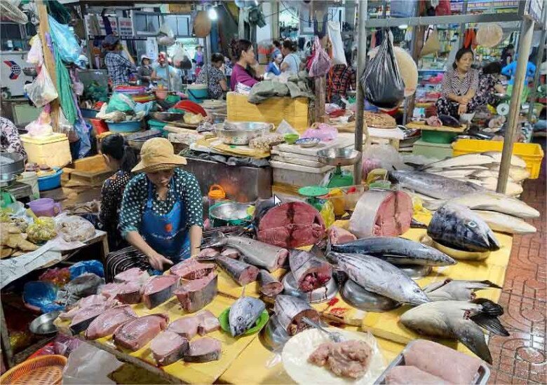 Tour Du Lịch Quy Nhơn 1 Ngày có dừng lại ở các khu vực mua sắm đặc sản (chợ, cửa hàng) không?