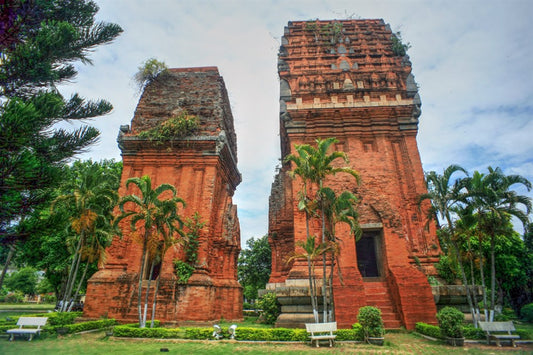 Khách du lịch có được cung cấp thông tin chi tiết về lịch sử các địa điểm trong Tour Quy Nhơn 1 Ngày không?