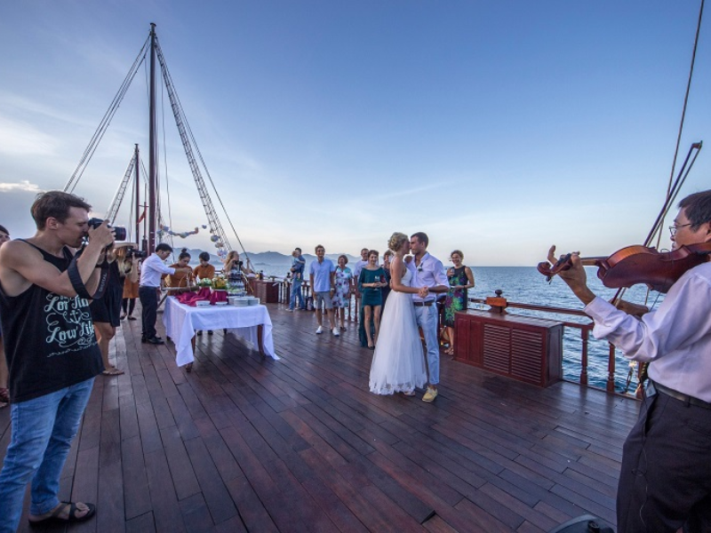 Tour Du Thuyền Emperor Cruises 5 Sao Nha Trang