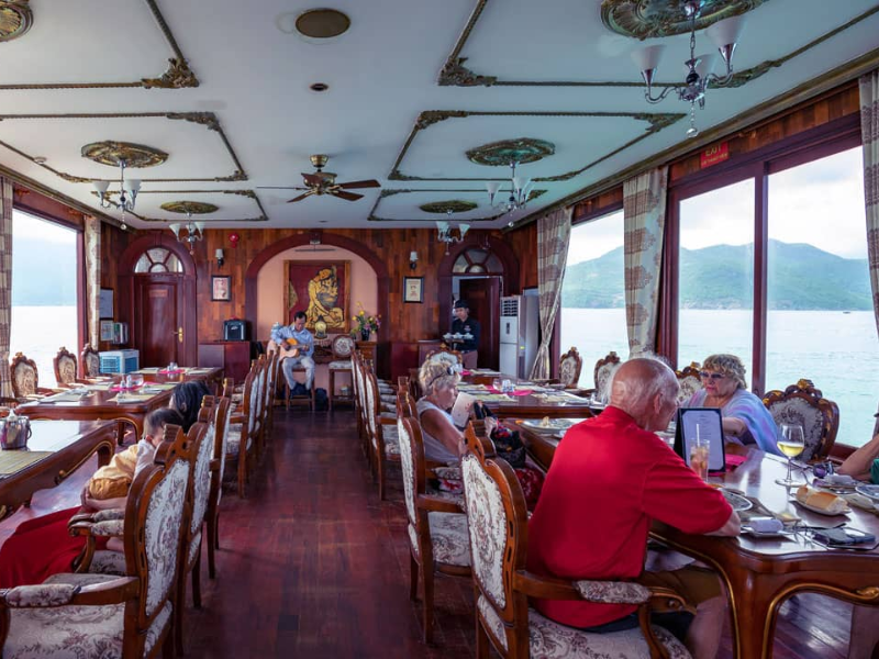 Tour Du Thuyền Emperor Cruises 5 Sao Nha Trang
