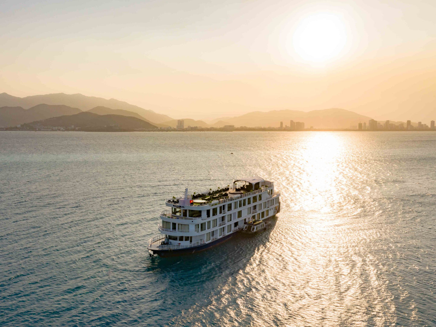 Tour Ngắm Hoàng Hôn Trên Biển 1 Ngày Từ Nha Trang
