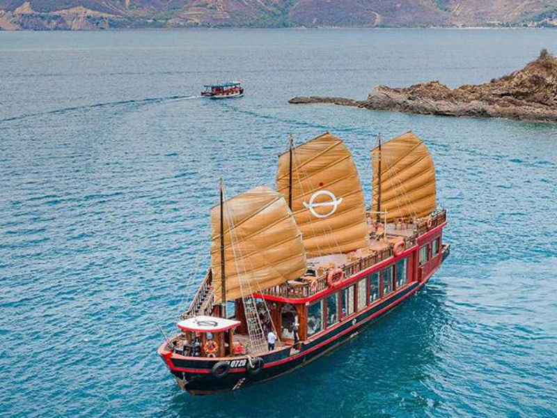 Tour Du Thuyền Emperor Cruises 5 Sao Nha Trang